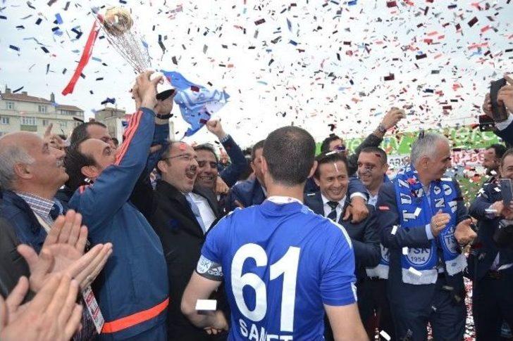 Tuzlaspor, Şampiyonluk Kupasını Kaldırdı G2