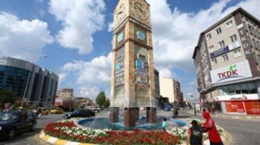 Borsa Kavşağına S&uuml;s Bitkileri Ekildi