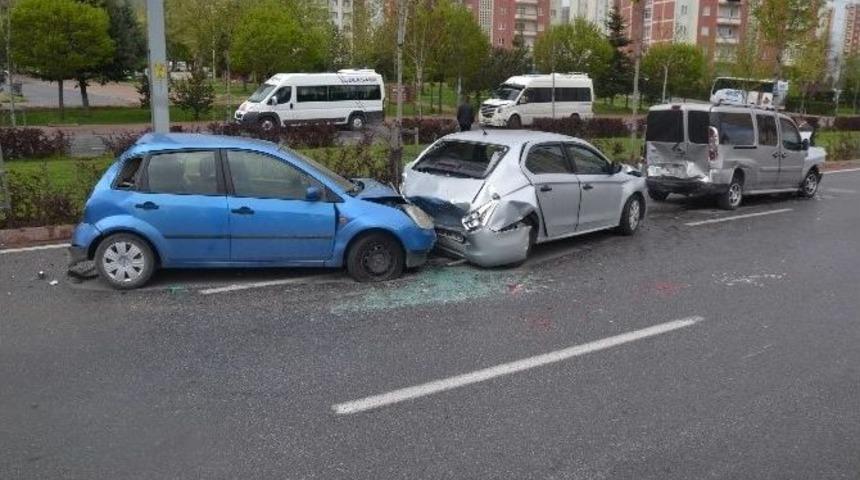 Kayseri&rsquo;de Zincirleme Trafik Kazası: 7 Yaralı