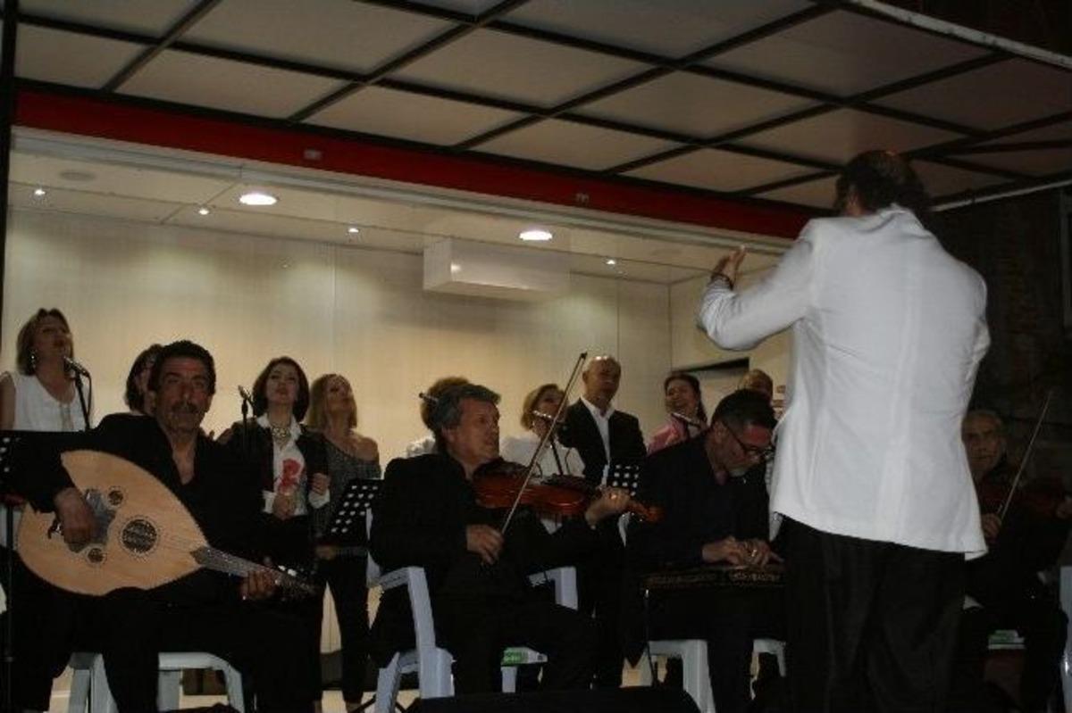 Ak&ccedil;akoca&rsquo;deki Tarihi Yukarı Mahalle Sakinleri Sanat M&uuml;ziğine Doydu