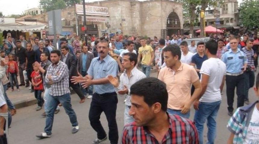 Şanlıurfa&rsquo;da Suriyeli Gerginliği: 3 Yaralı