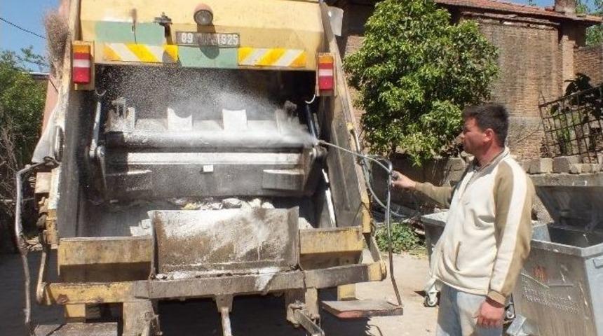 K&ouml;şk Belediyesi &Ccedil;&ouml;p Konteynırları İla&ccedil;lıyor