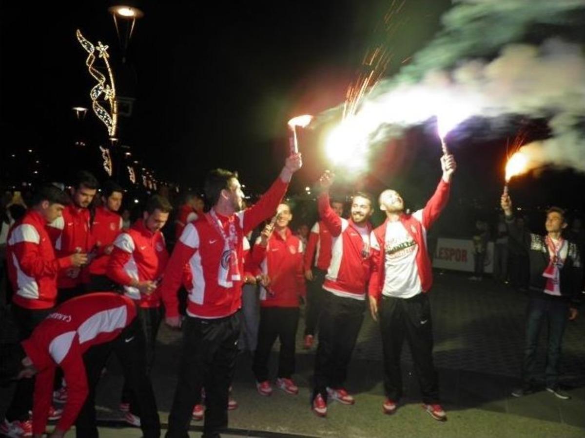 &Ccedil;anakkalespor&rsquo;un Şampiyonluk Fişekleri Boğazı Aydınlattı