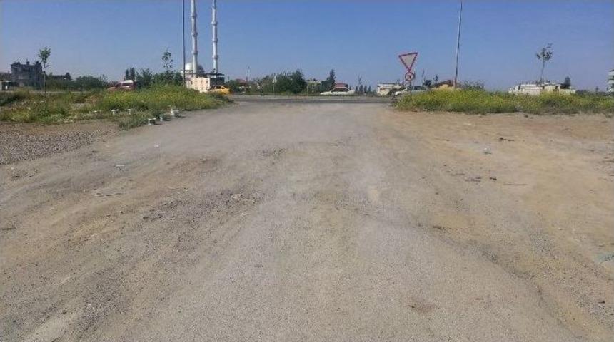 Edremit&rsquo;te Bozuk Yollar S&uuml;r&uuml;c&uuml;lere &Ccedil;ile &Ccedil;ektiriyor