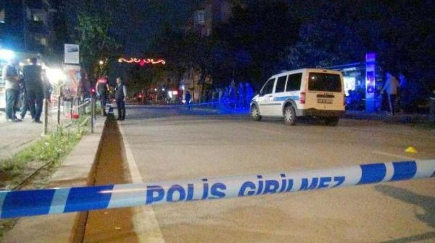 Kafeye Ateş Eden Kıskan&ccedil; Gen&ccedil; Iki Polisi Silahla Yaraladı
