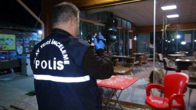 Kafeye Ateş Eden Kıskanç Genç Iki Polisi Silahla Yaraladı