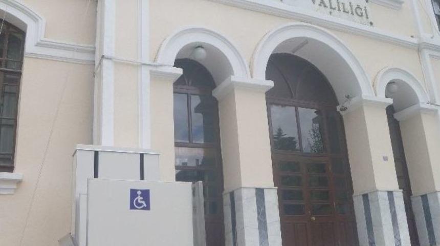 Bilecik&rsquo;te Valilik Binasının Girişine Yapılan Engelli Asans&ouml;r&uuml; Hizmete Girdi