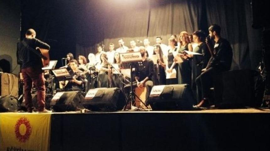 &Ccedil;ok Dilli Koro 6 Dilde Şarkı S&ouml;yledi