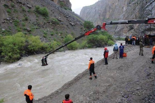 Hakkari'de Araç Zap Suyu'na Uçtu: 5 Kayıp (2)