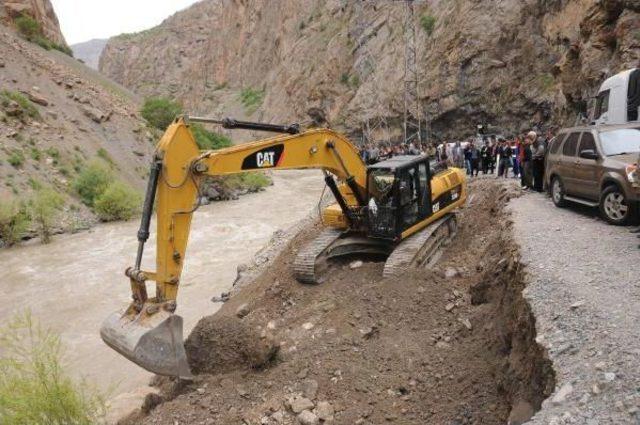 Hakkari'de Araç Zap Suyu'na Uçtu: 5 Kayıp (2)