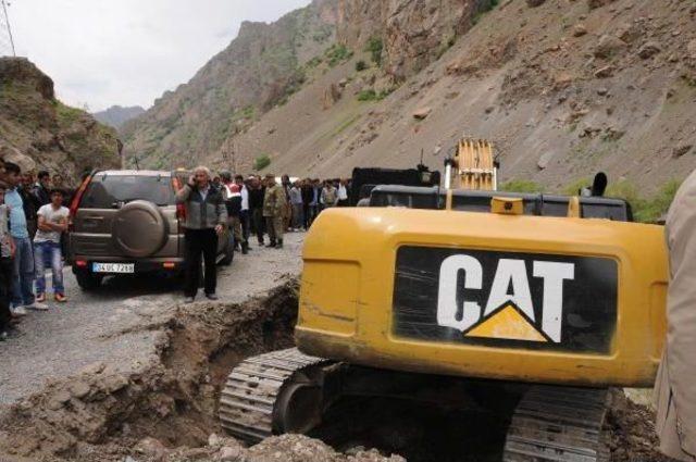 Hakkari'de Araç Zap Suyu'na Uçtu: 5 Kayıp (2)