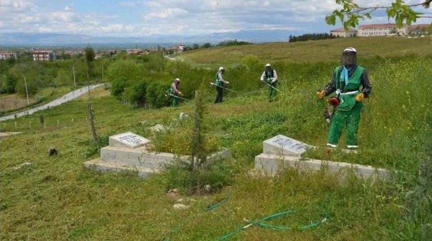 Mezarlıkların Ve Parkların Bakımı Yapılıyor