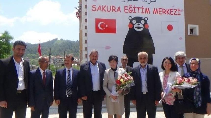 Eski Japon Bakan Suriyeli &Ccedil;ocuklarla Buluştu