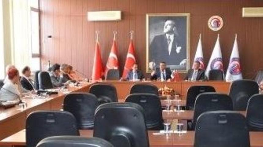 Rekt&ouml;r Acer &Ccedil;om&uuml; M&uuml;d&uuml;rleriyle Bir Araya Geldi