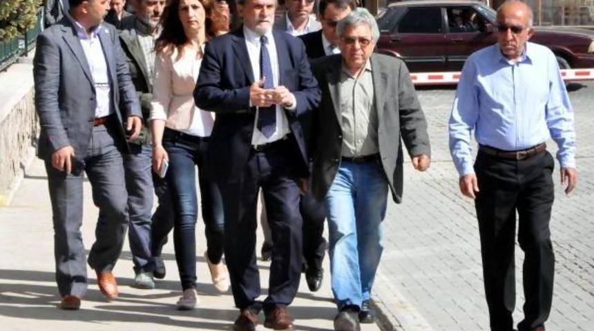 Hdp'li K&uuml;rk&ccedil;&uuml;, Uşak Valisi Yavuz Ile G&ouml;r&uuml;şt&uuml;