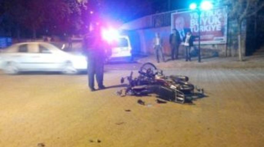 Osmaneli&rsquo;de Kamyonet İle Motosiklet &Ccedil;arpıştı, 2 Yaralı