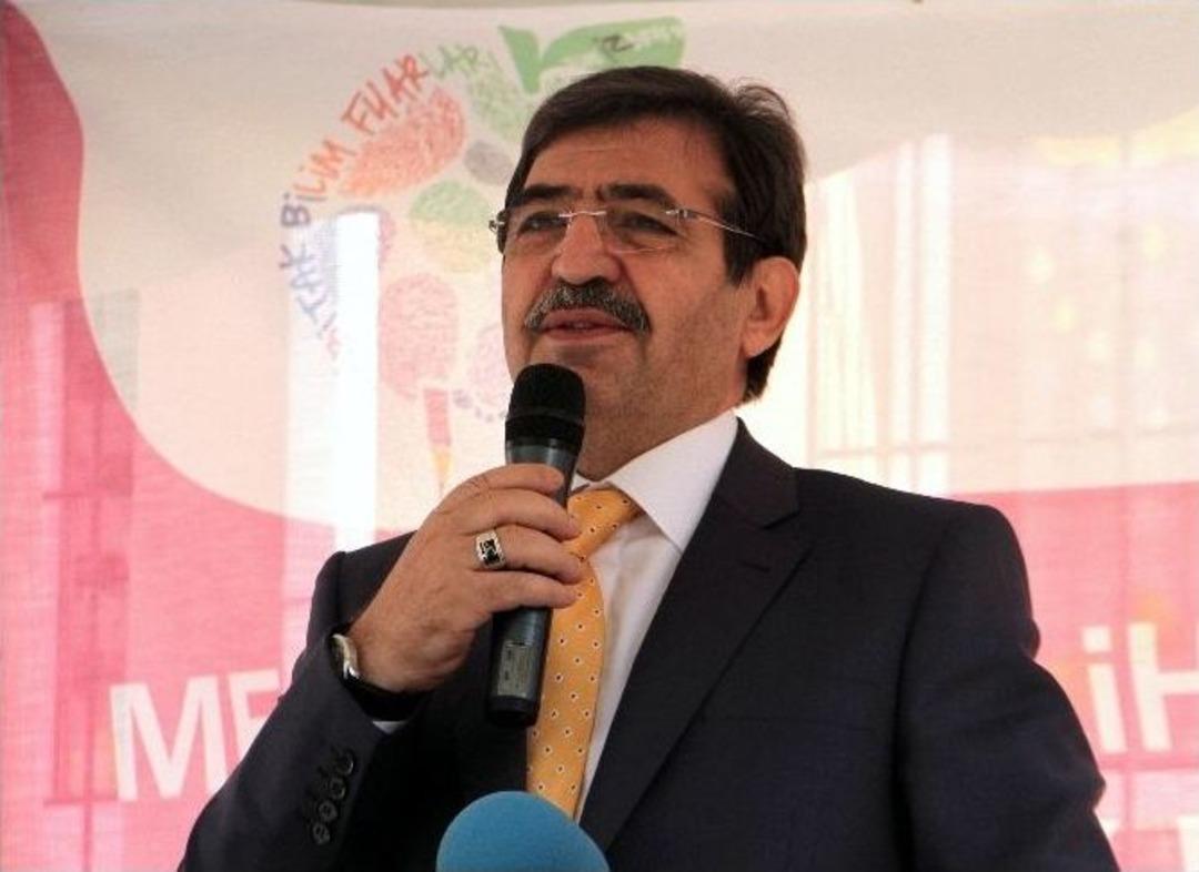 &Ccedil;evre Ve Şehircilik Bakanı G&uuml;ll&uuml;ce, Minikleri Bilim Fuarı&rsquo;nda Yalnız Bırakmadı