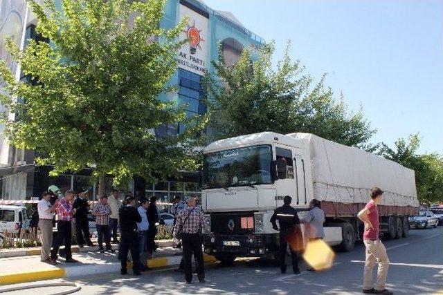 Tır’ını Yakmak İsteyen Sürücü, Güçlükle İkna Edildi