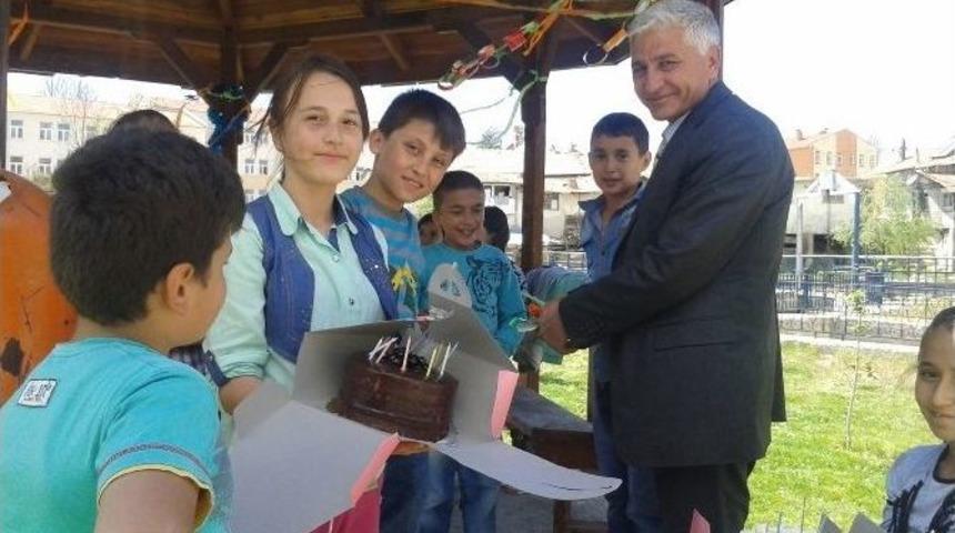 Serhat &Ouml;ğretmene &Ouml;ğrencilerinden Doğum G&uuml;n&uuml; S&uuml;rprizi