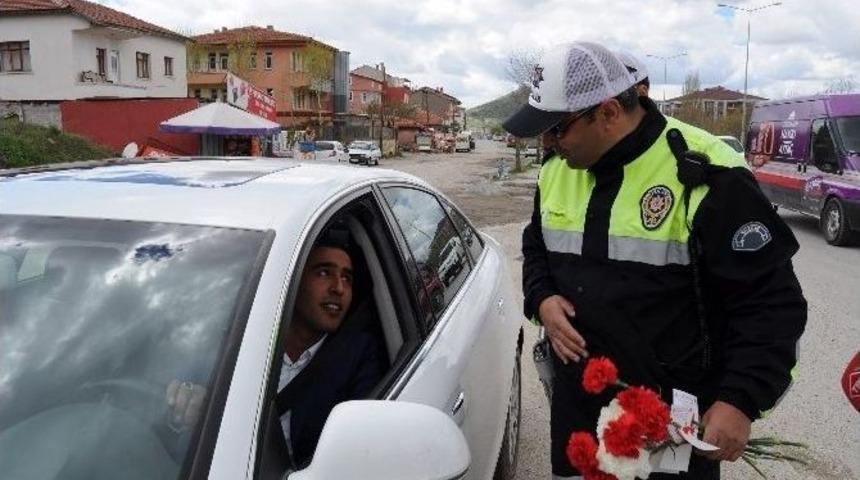 Yozgat&rsquo;ta Trafik Polisleri S&uuml;r&uuml;c&uuml;lere Karanfil Dağıttı