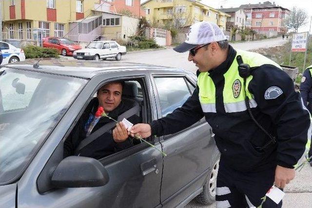 Yozgat’ta Trafik Polisleri Sürücülere Karanfil Dağıttı