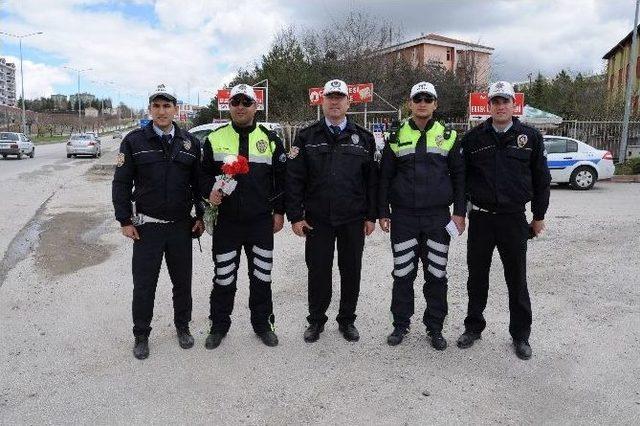 Yozgat’ta Trafik Polisleri Sürücülere Karanfil Dağıttı