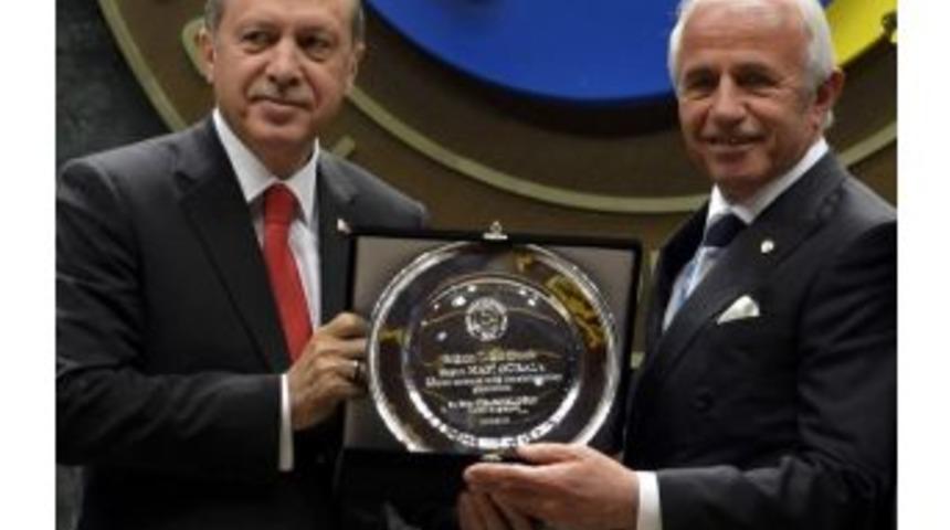 Nafi G&uuml;ral, &rsquo;hizmet Şeref Belgesi&rsquo;ni Erdoğan&rsquo;ın Elinden Aldı