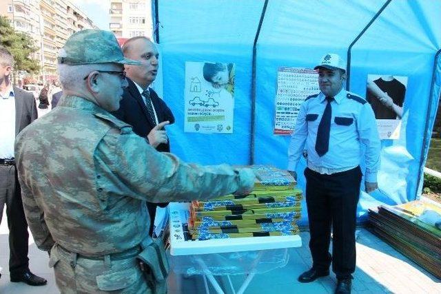 Elazığ&rsquo;da &rsquo;karayolu Trafik G&uuml;venliği Haftası&rsquo; Nedeniyle Stant Kuruldu 1