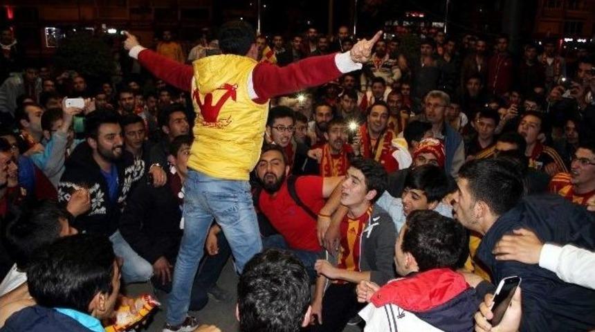 Kayserispor Taraftarları S&uuml;per Lige &Ccedil;ıkışı Oyuncularla Kutladı