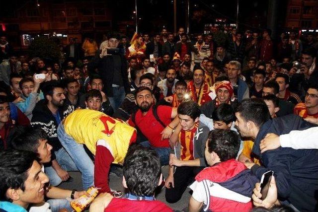 Kayserispor Taraftarları S&uuml;per Lige &Ccedil;ıkışı Oyuncularla Kutladı 1