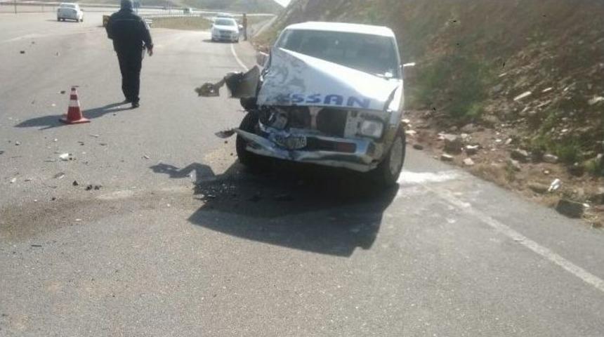 Kemaliye Kavşağındaki Kaza Ucuz Atlatıldı