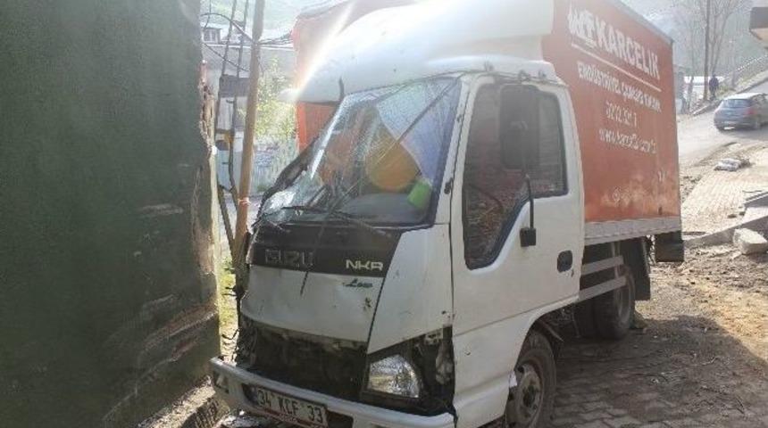 (&ouml;zel Haber) Freni Patlayan Kamyonet &Ccedil;arptığı Duvarı Yıktı