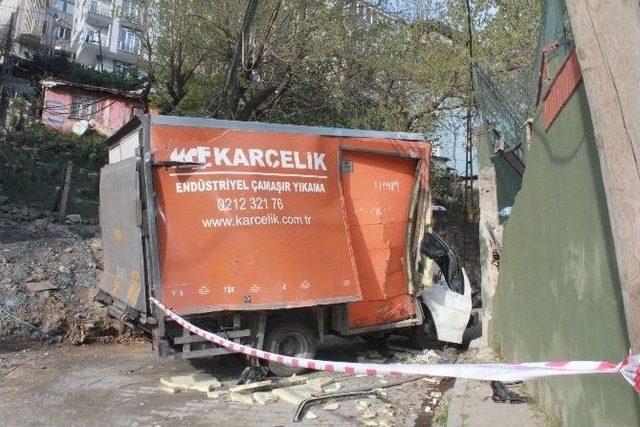 (özel Haber) Freni Patlayan Kamyonet Çarptığı Duvarı Yıktı