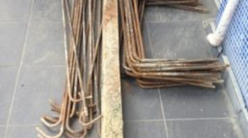 K&ouml;pr&uuml;den Demirleri &Ccedil;alarken Polise Yakalandılar