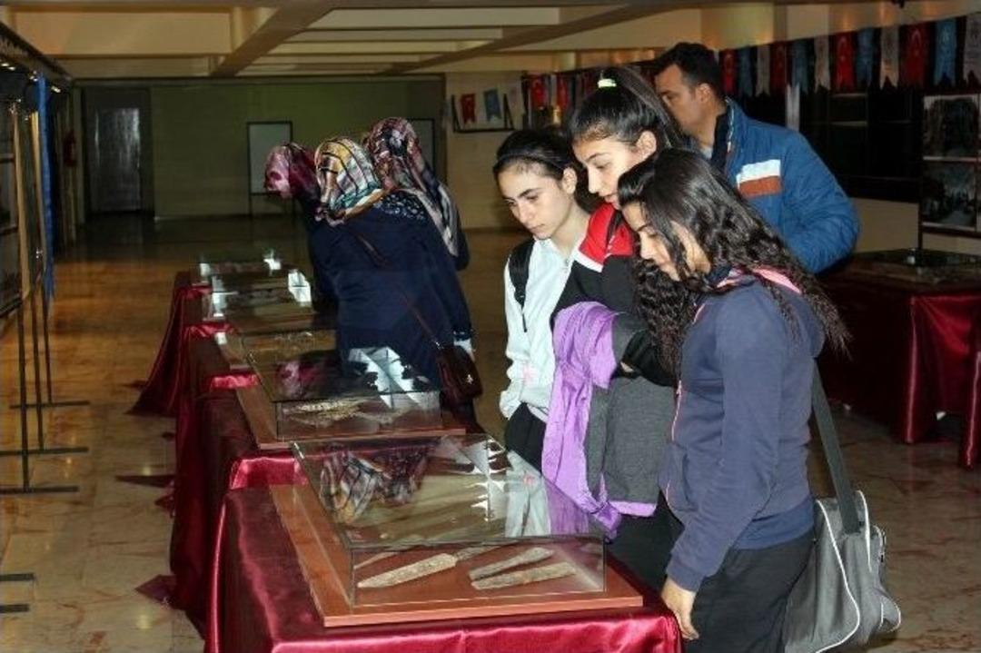 Erzincan&rsquo;da &ldquo;&ccedil;anakkale Bir Hilal Uğruna&rdquo; Programı D&uuml;zenlendi