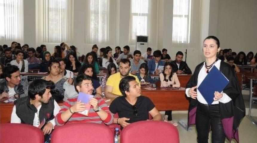 &Uuml;niversiteliye Kariyer T&uuml;yosu