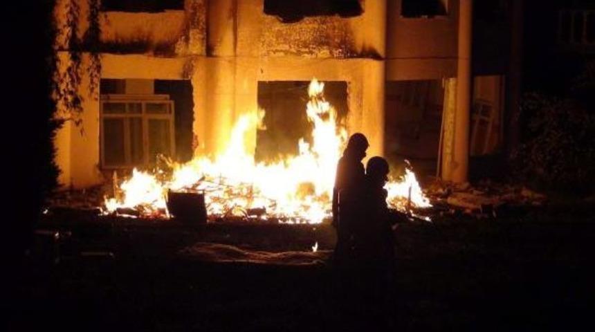 Kullanılmayan Eşyaları Ateşe Verdi, Yangın Paniği Yaşattı