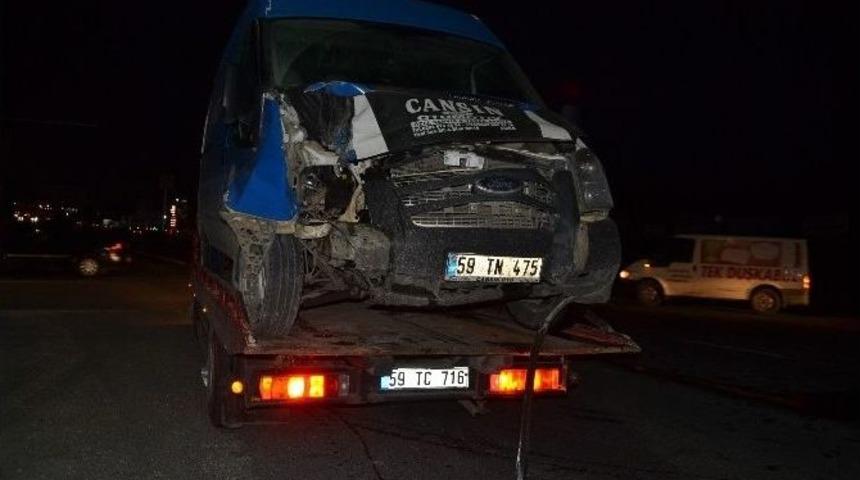 Kargo Aracı Sinyalizasyon Direğine &Ccedil;aptı