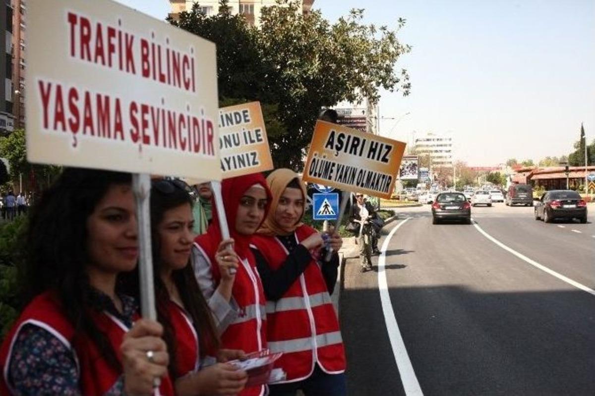 T&uuml;rk Kızılayı G&ouml;n&uuml;ll&uuml;leri Trafikte
