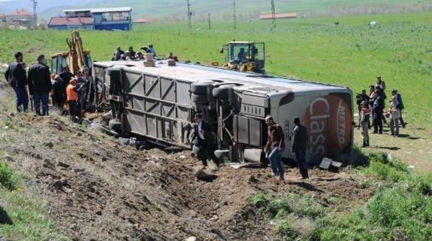 &Uuml;niversitelileri Taşıyan Tur Otob&uuml;s&uuml; Devrildi: 57 Yaralı