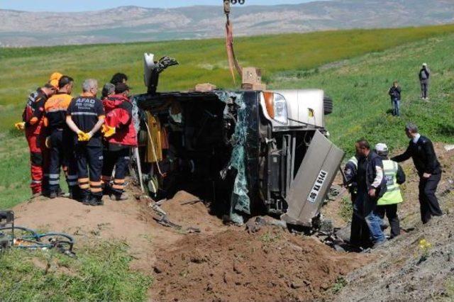 Üniversitelileri Taşıyan Tur Otobüsü Devrildi: 57 Yaralı