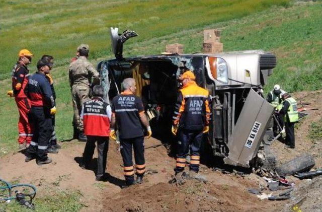 Üniversitelileri Taşıyan Tur Otobüsü Devrildi: 57 Yaralı