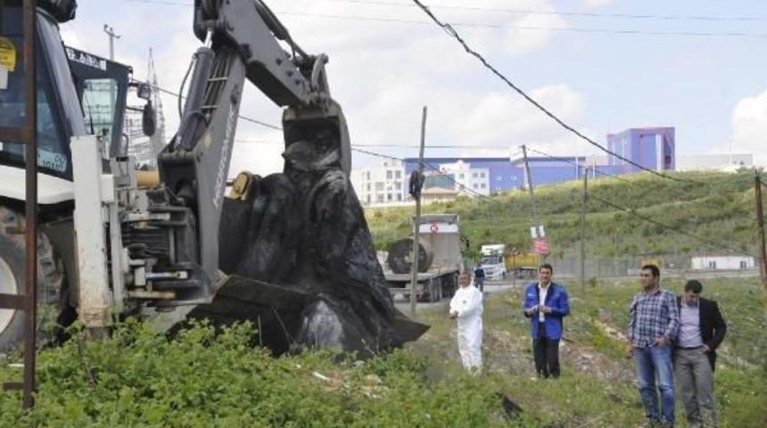 Dilovası'nda Toprağı Kazdık&ccedil;a Atık &Ccedil;ıkıyor