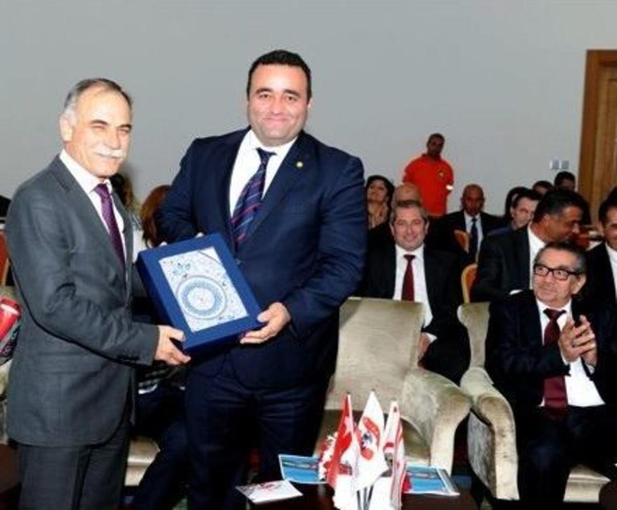 Om&uuml; Rekt&ouml;r&uuml; Akan, Iusarc Iv. Genel Kuruluna Katıldı