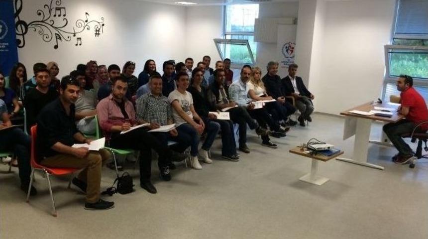 Halk Oyunları Antren&ouml;rl&uuml;k Kursu Devam Ediyor