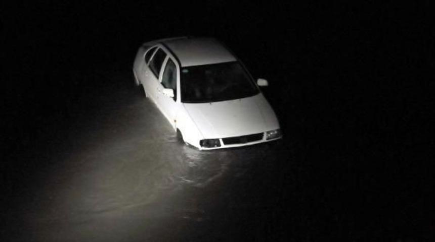 Irmağa U&ccedil;an Otomobilinden &Ccedil;ıkıp Evine Y&uuml;r&uuml;d&uuml;