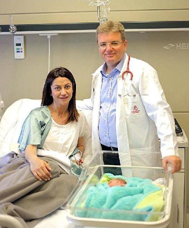 Se&ccedil;im &Ccedil;alışmalarını Y&uuml;r&uuml;t&uuml;rken Baba Oldu 1