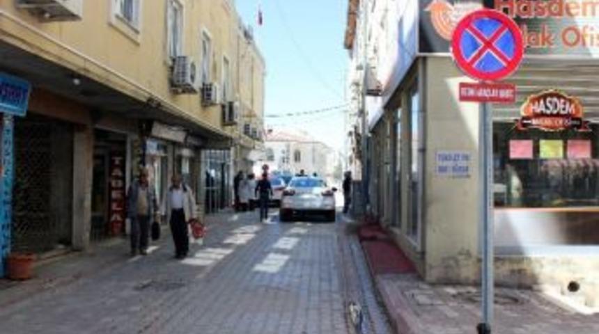 Belediye Sarayı Sokağına Ara&ccedil; Park Etmek Yasaklandı