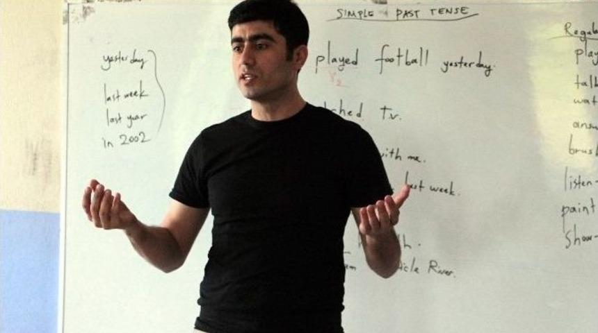 K&ouml;y &Ouml;ğrencilerini &Ouml;nce Tıraş Etti, Sonra Filmini İzletti