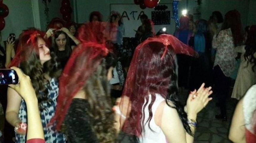 Ata Kız &Ouml;ğrenci Yurdu&rsquo;nda &lsquo;mezuniyet Kınası&rsquo; Yaşandı